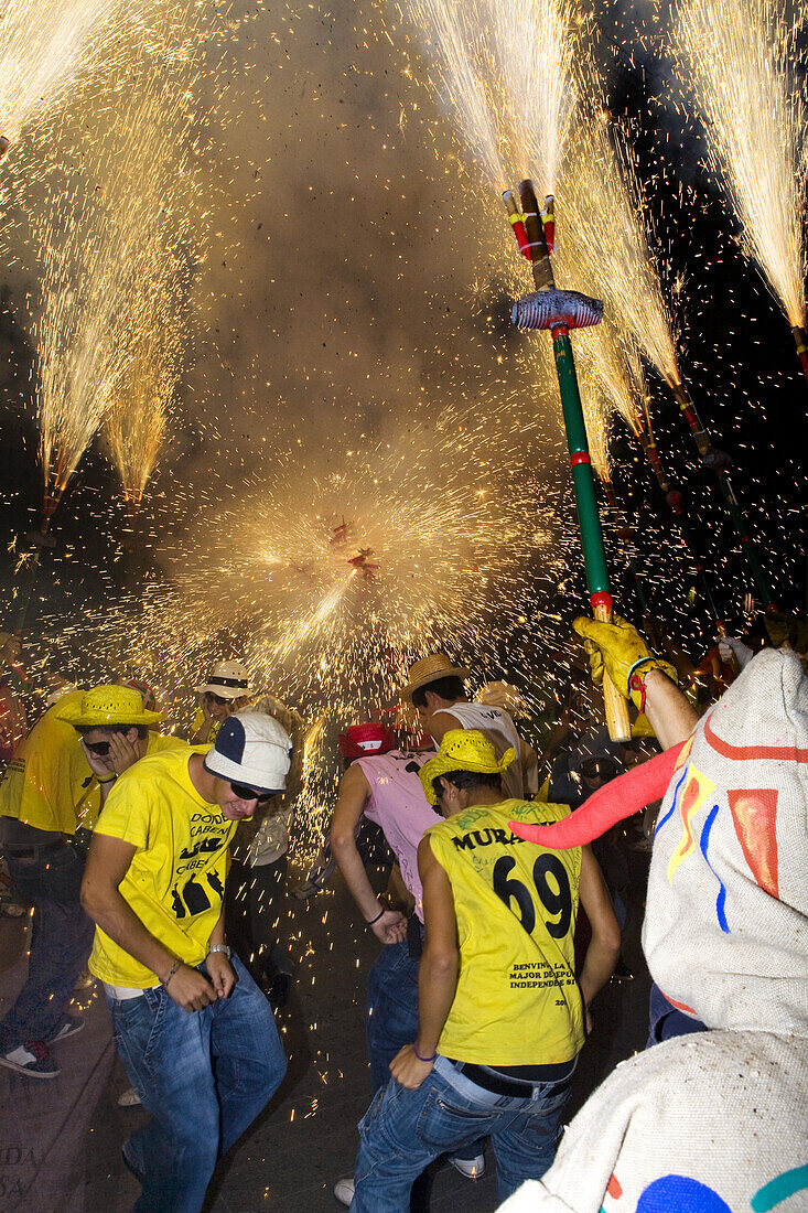 Menschen mit Feuerwerkskörpern, Festival der heiligen Thekla, Sitges, Katalonien, Spanien, Europa