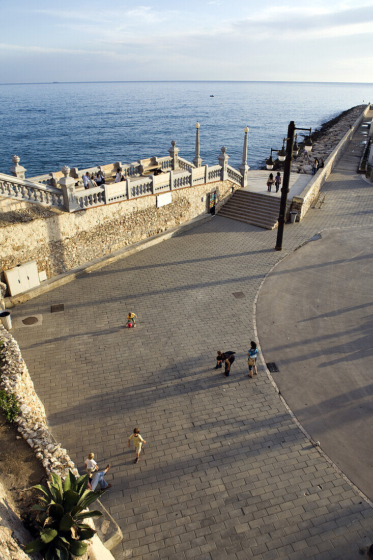 Blick auf Menschen auf der Promenade und Meer, Sitges, Katalonien, Spanien, Europa