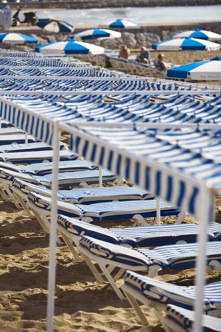 Sonnenliegen in einer Reihe am Strand, Sitges, Katalonien, Spanien, Europa