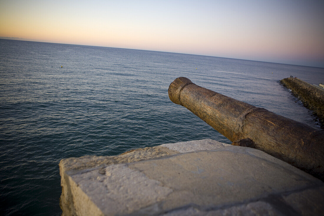 Alte Kanone der Kathedrale La Punta am Meer bei Sonnenuntergang, Sitges, Katalonien, Spanien, Europa