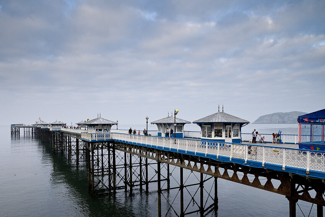 View of the 670 meters long Victorian pier, the most prominent landmark of the seaside resort town of Llandudno, Conwy County Borough, Wales, Great Britain, United Kingdom, UK, Europe