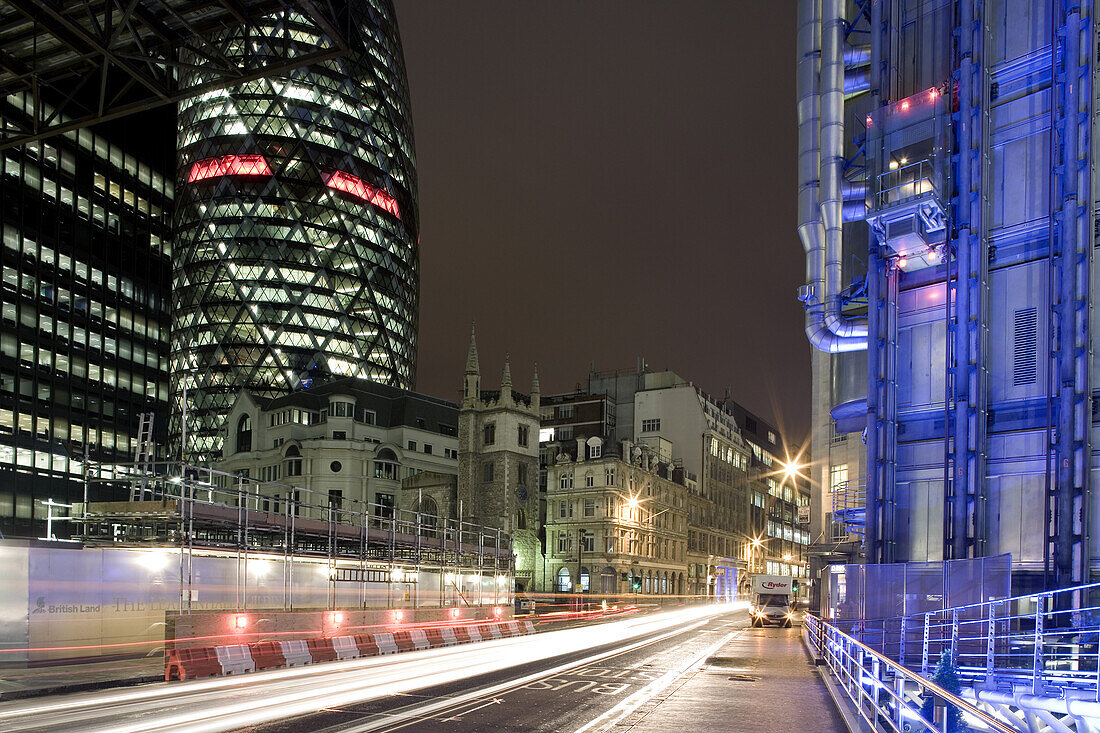 Lloyd's of London mit Swiss Re Building (The Gherkin), Das von 1978 bis 1986 errichtete Lloyd's Gebäude ist eine Schöpfung des englischen Architekten Richard Rogers, London, England, Großbritannien, Europa