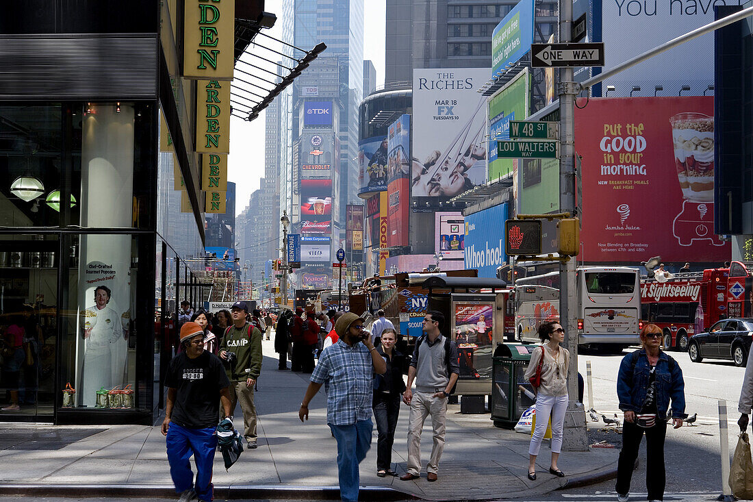 Strassenszene am Times Square, Broadway Ecke 48 Strasse, Downtown Manhattan, New York City, New York, Nordamerika, USA