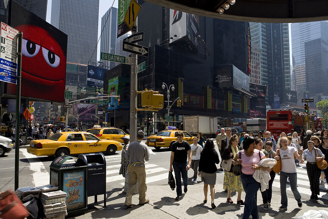 Strassenszene am Times Square, Broadway, Downtown Manhattan, New York City, New York, Nordamerika, USA