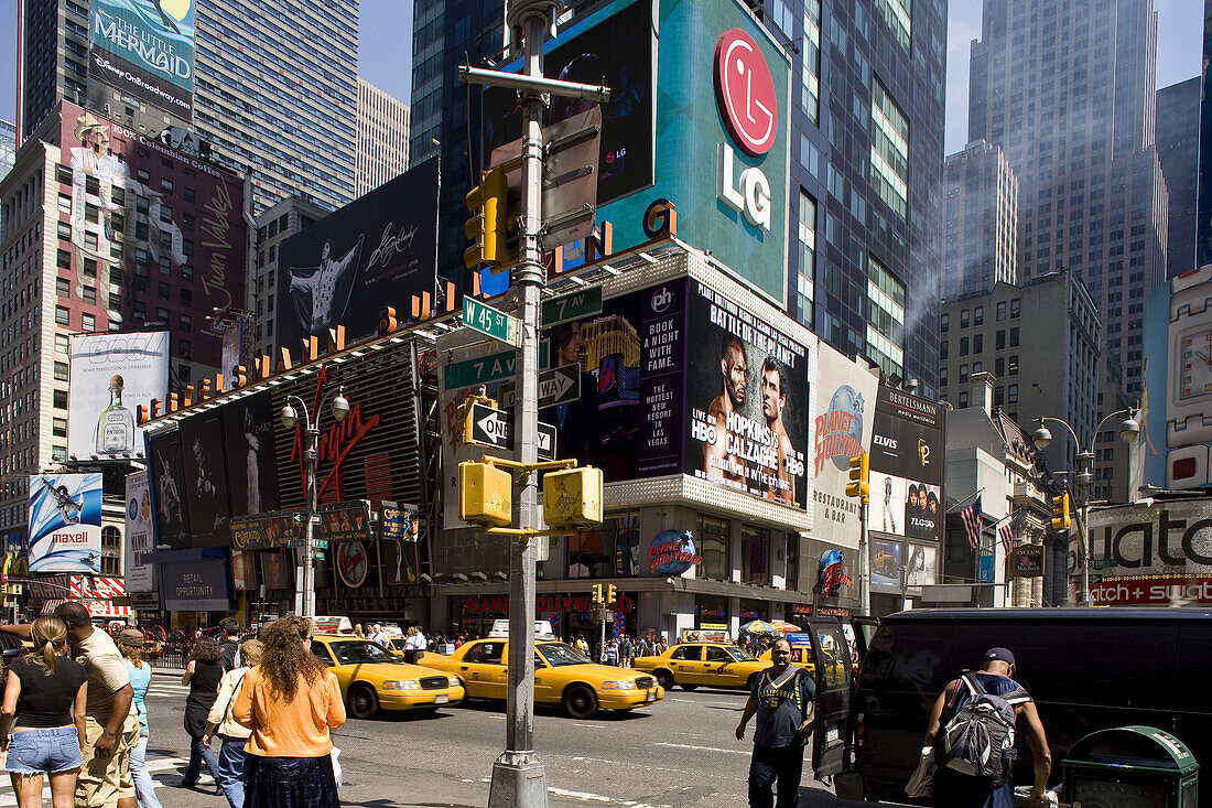 Street scene on Times Square, Broadway, Downtown Manhattan, New York City, New York, North America, USA