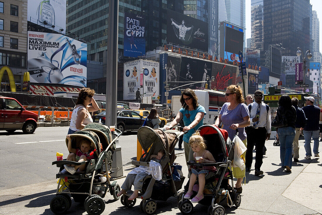 Strassenszene am Times Square, Broadway, Downtown Manhattan, New York City, New York, Nordamerika, USA