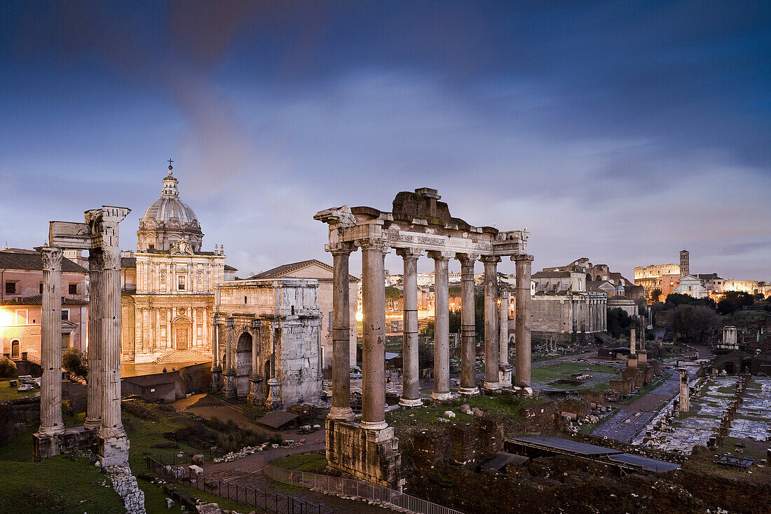 Blick vom Piazza del Campidoglio auf Tempel des Saturn und Septimius-Severus-Bogen, Forum Romanum, mit Maxentiusbasilica, Rom, Italien, Europa