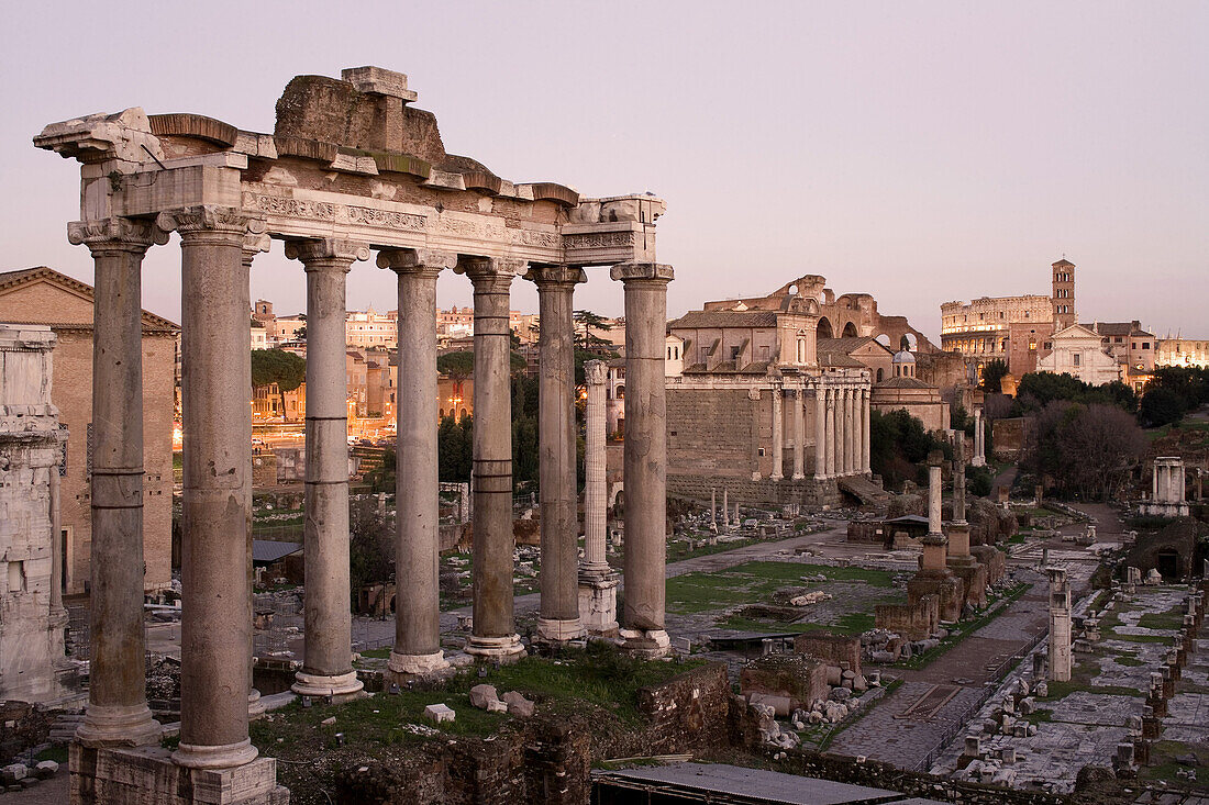 Blick vom Piazza del Campidoglio auf Tempel des Saturn und Septimius-Severus-Bogen, Forum Romanum, Rom, Italien, Europa