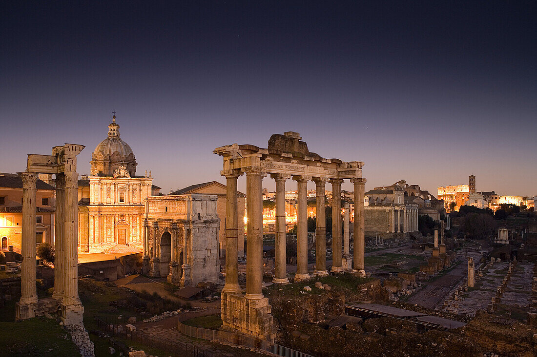 Blick vom Piazza del Campidoglio auf Tempel des Saturn und Septimius-Severus-Bogen, Forum Romanum, mit Maxentiusbasilica, Rom, Italien, Europa