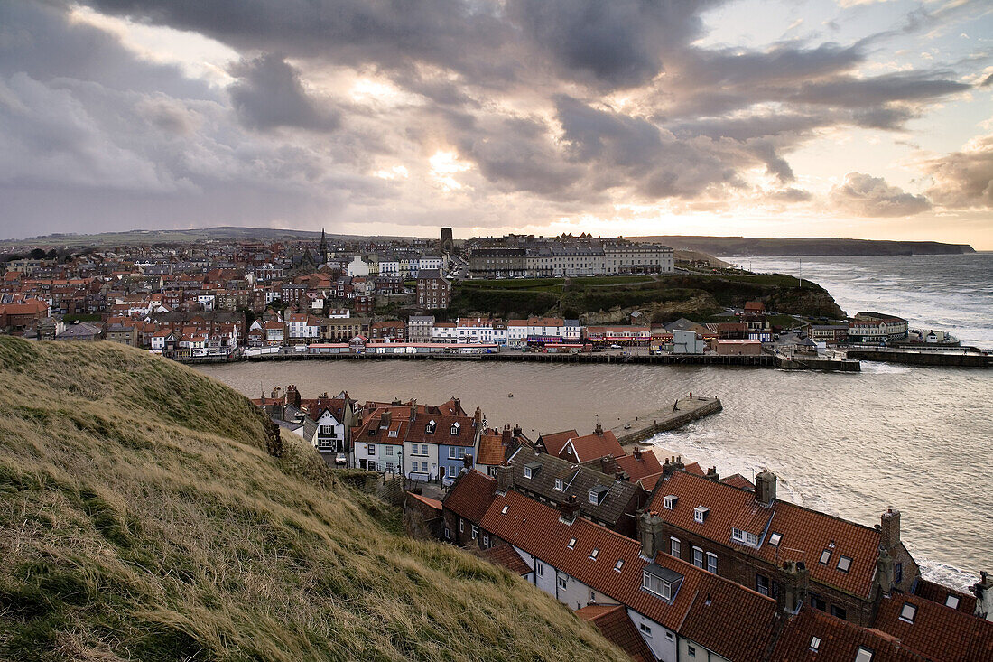 Blick auf Whitby, North Yorkshire, England, Großbritannien, Europa