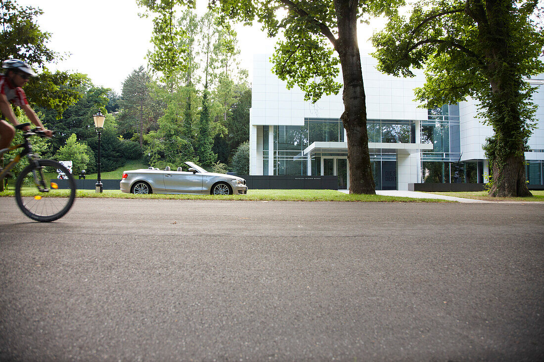 Cabrio parkt bei Museum Frieder Burda, Baden-Baden, Baden-Württemberg, Deutschland