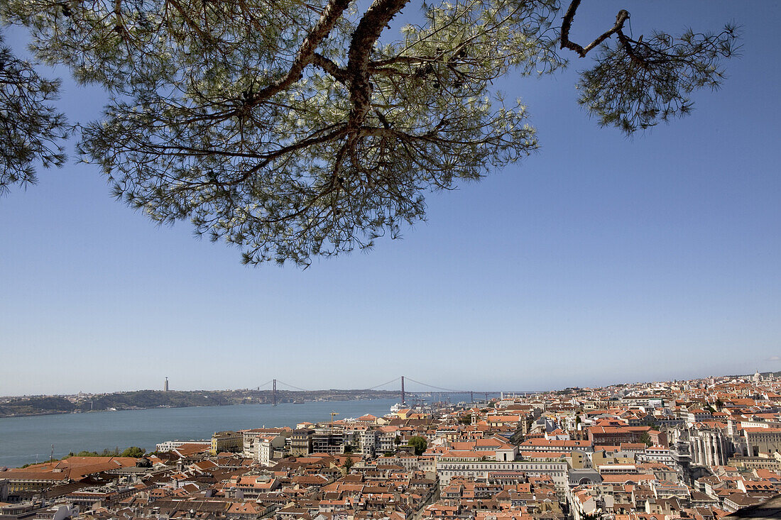 Blick auf die Altstadt Baixa und den Fluss Tejo, Lissabon, Portugal