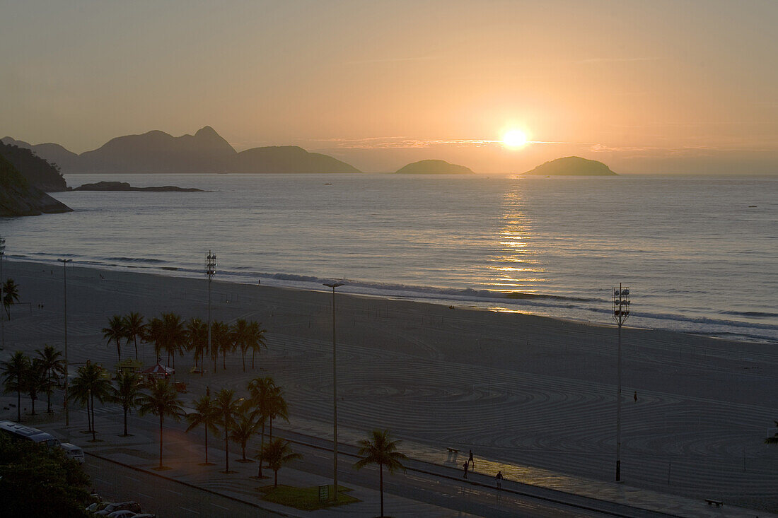 Sonnenaufgang am Copacabana Strand in Rio de Janeiro, Brasilien
