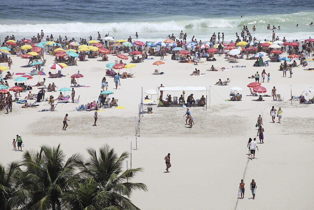 Leute am Strand, Copacabana Strand, Rio de Janeiro, Brasilien