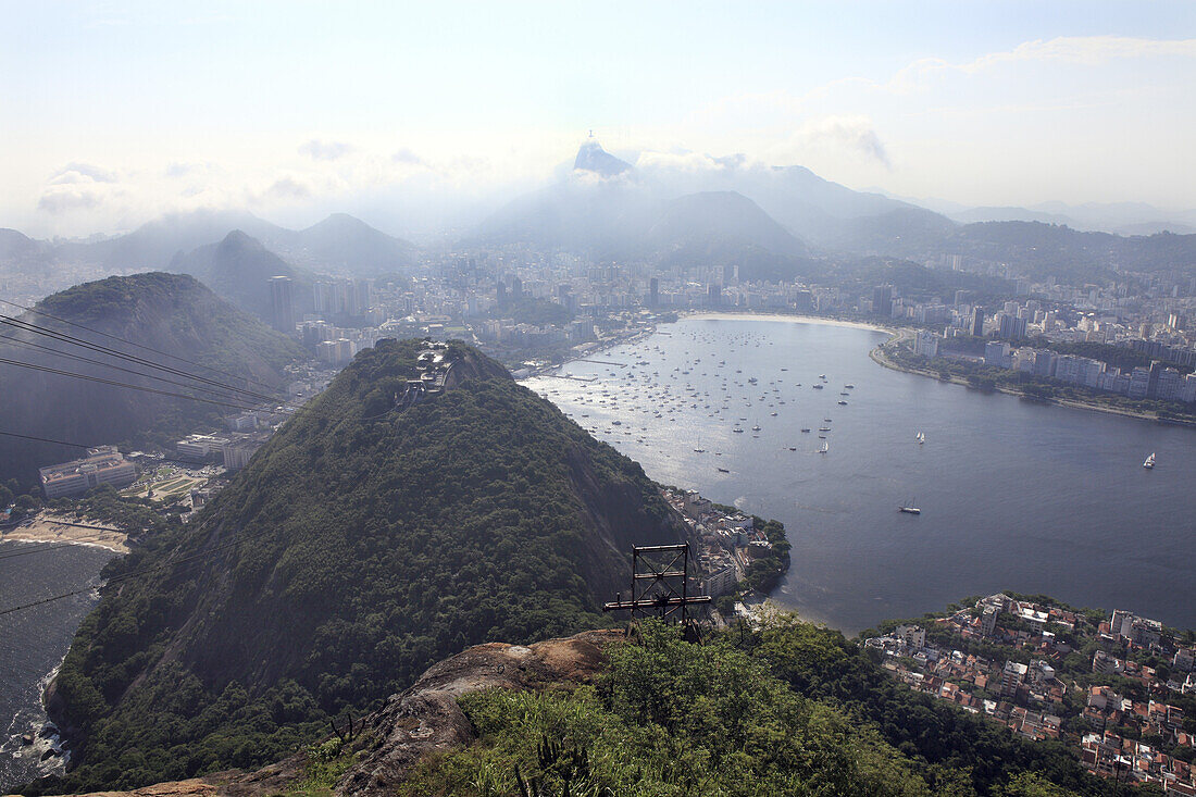 Blick vom Zuckerhut auf Rio de Janeiro, Guanabara Bucht, Stadteil Botafogo, Corcovado, Brasilien