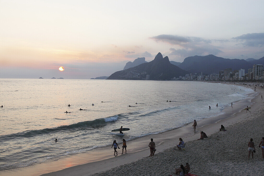 Sonnenuntergang am Strand von Ipanema, Rio de Janeiro, Brasilien