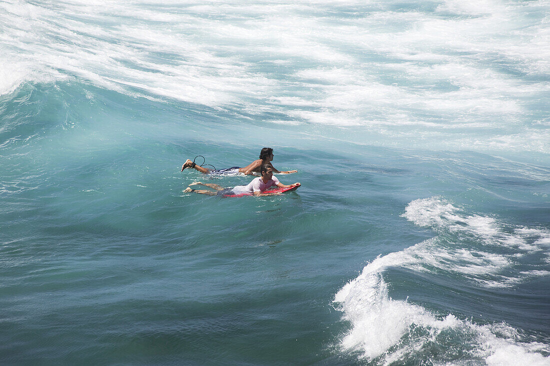 Wellenreiter, Surfer am Strand von Bondi Beach, Waverley Council, Sydney, New South Wales, Australien
