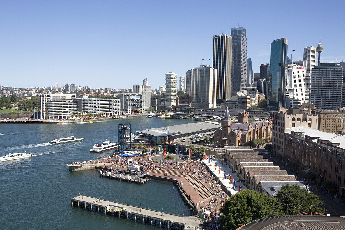 Blick von Sydney Harbour Bridge auf downtown Sydney, New South Wales, Australien