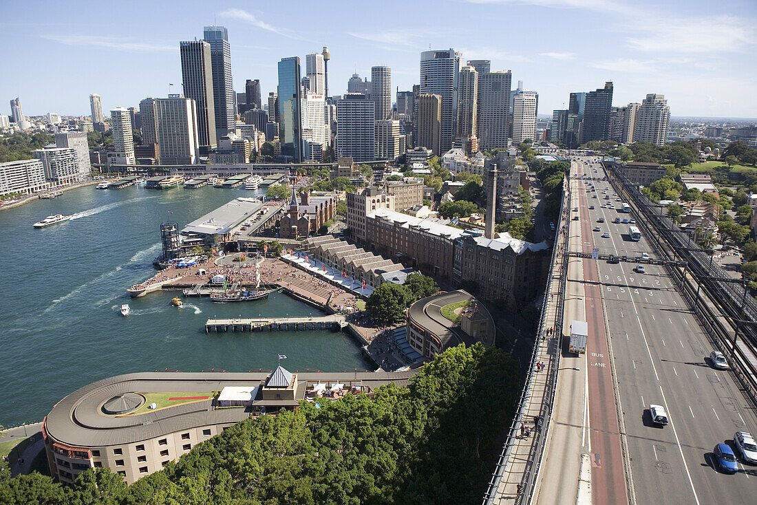 Blick von Sydney Harbour Bridge auf den Fährhafen und downtown Sydney, New South Wales, Australien