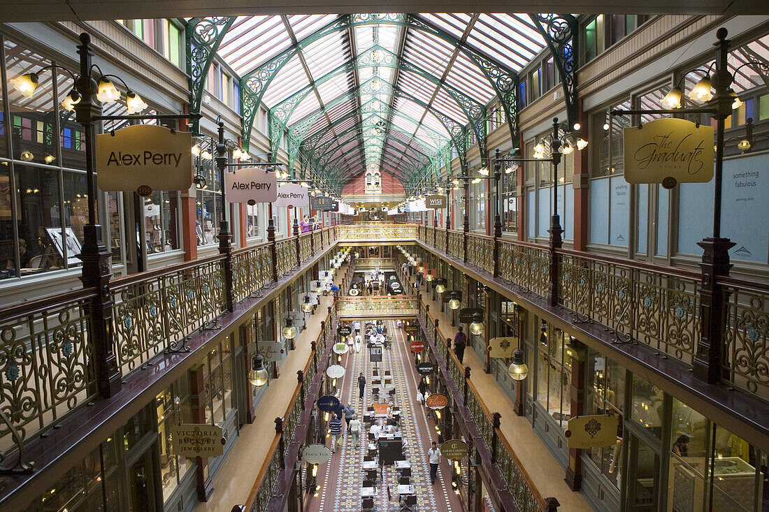 Ladenpassage im Einkaufszentrum im viktorianischen Queen Victoria Building, Innenstadt Sydney, New South Wales, Australien