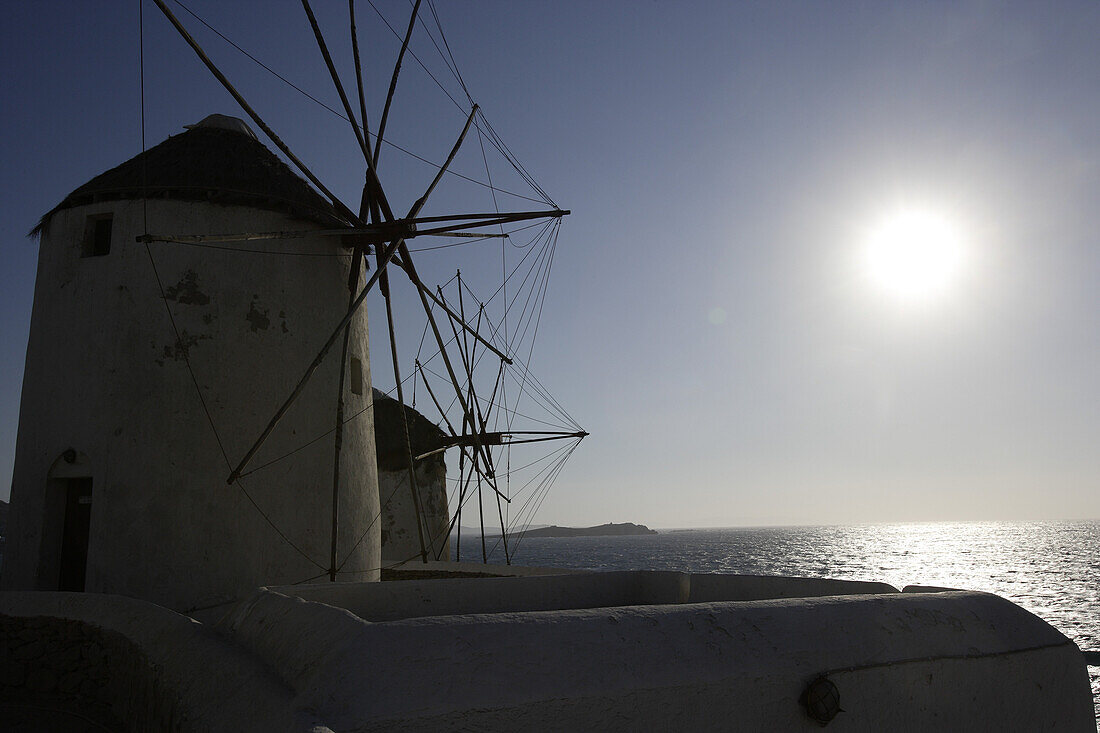 Windmühlen an der Küste im Sonnenlicht, Mykonos, Griechenland, Europa