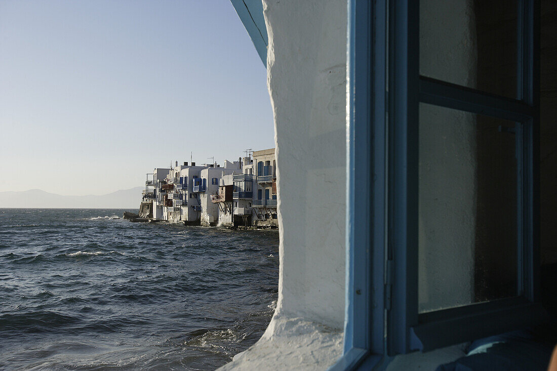 Blick aus einem Fenster auf die Häuser von Klein Venedig in Mykonos, Griechenland, Europa