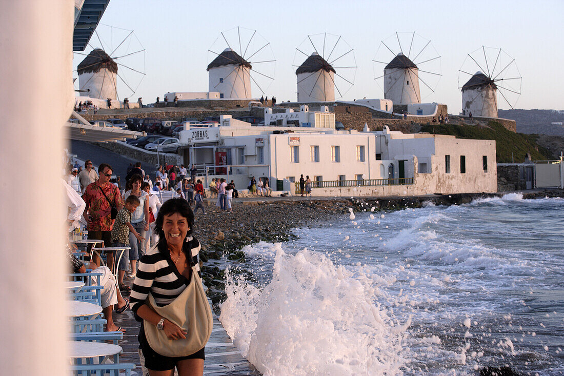 Menschen auf der Terrasse einer Bar in der Abendsonne, Klein Venedig in Mykonos, Griechenland, Europa