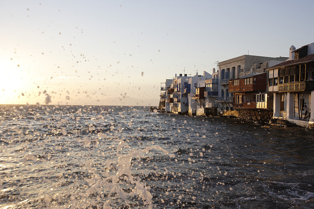 Häuser am Meer in der Abendsonne, Klein Venedig in Mykonos, Griechenland, Europa