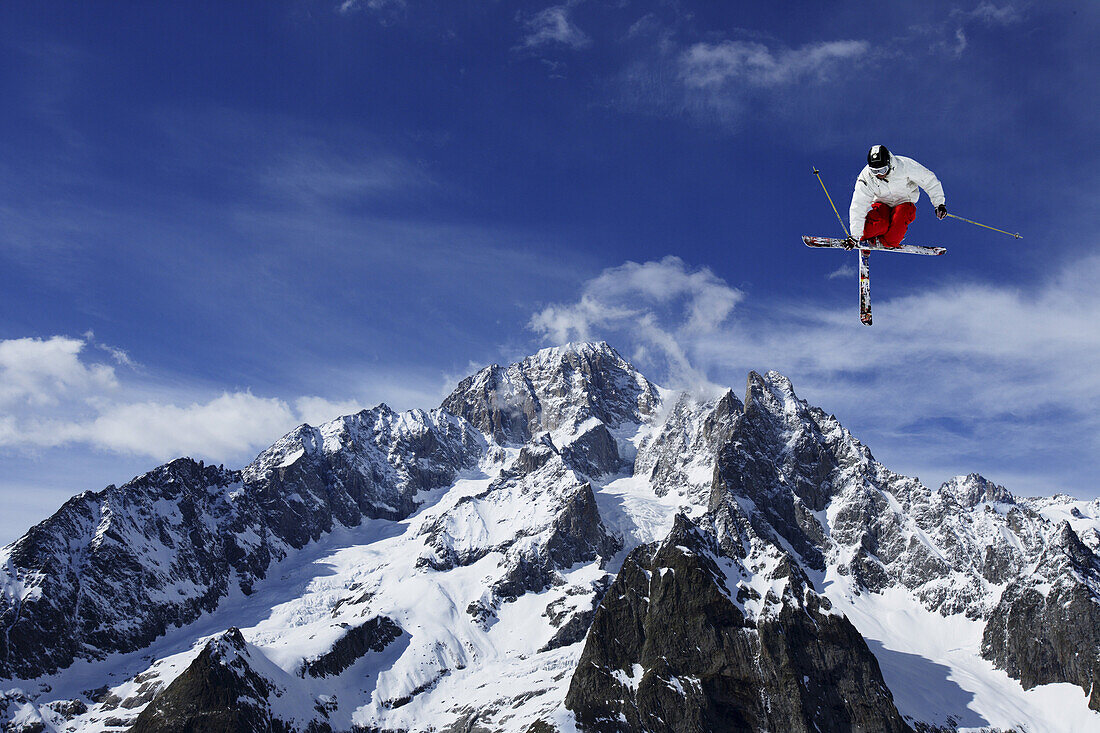 Freestyle Skifahrer während eines Sprungs vor dem Mont Blanc, Courmayeur, Italien, Europa