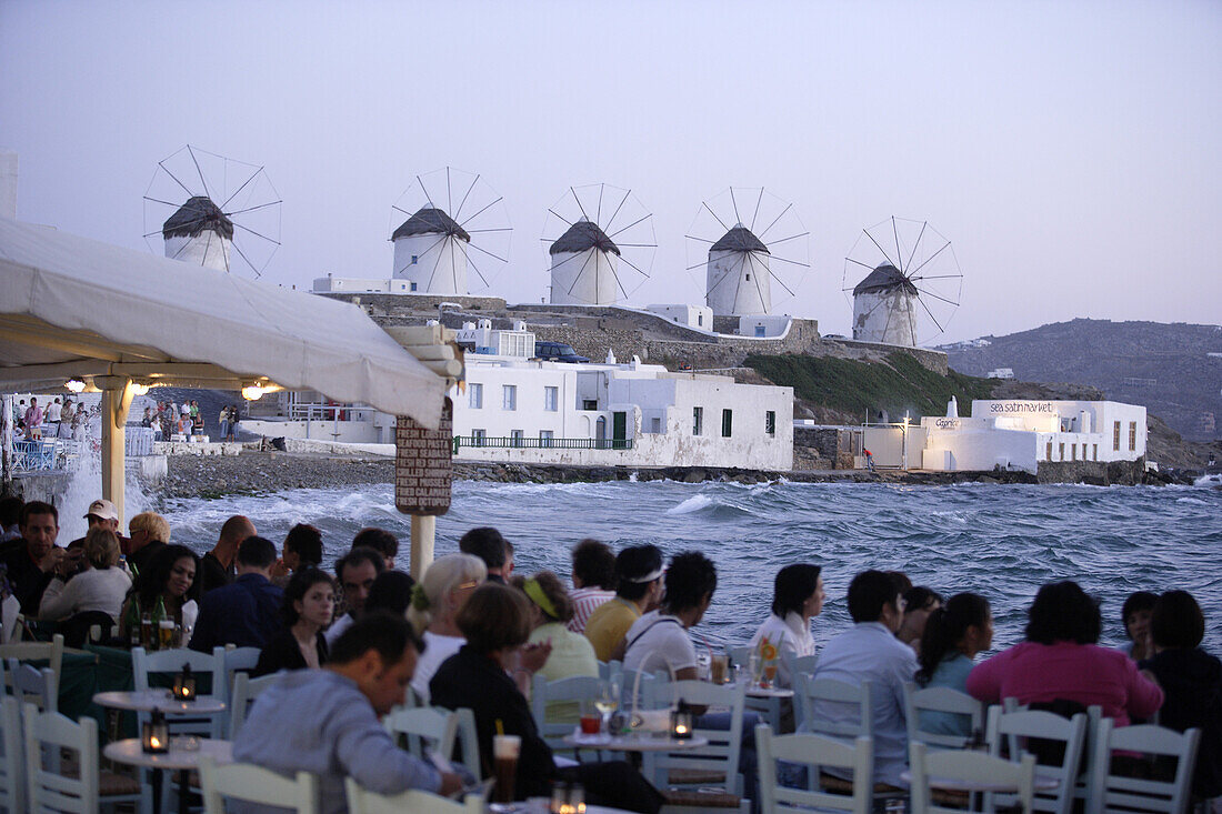 Menschen auf der Terrasse einer Bar in der Abenddämmerung, Mykonos-Stadt, Griechenland, Europa