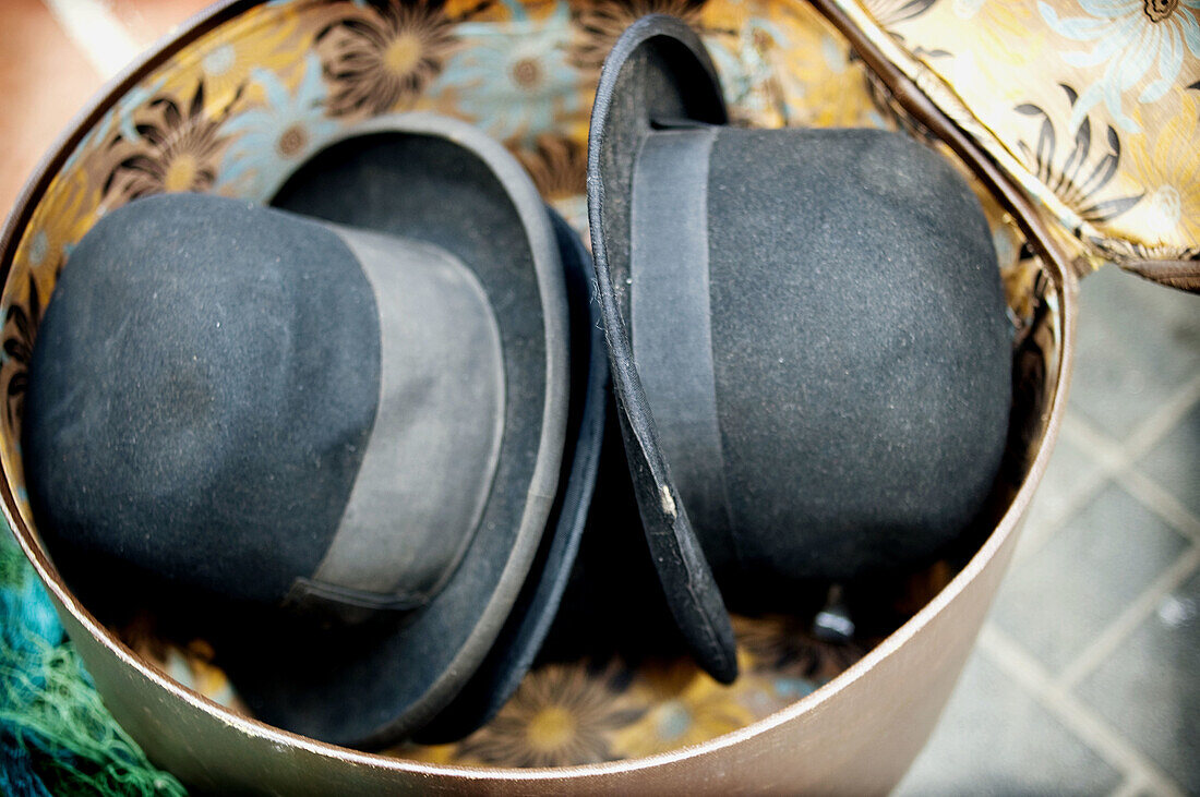 Accessories, Accessory, Aged, Black, Bowler hat, Bowler hats, Box, Boxes, Close-up, Closeup, Color, Colour, Concept, Concepts, Hat, Hats, Headgear, Horizontal, indoor, indoors, interior, Old, Old fashioned, Old-fashioned, Open, Still life, Style, B75-8485