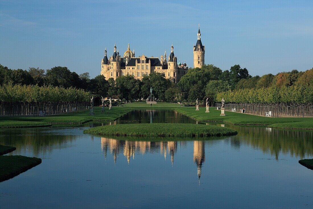 D-Schwerin, Mecklenburg-Vorpommern, Schweriner Schloss, Schlossinsel, Landtag von Mecklenburg-Vorpommern, Historismus, Baumeister Georg Adolf Demmler, Gottfried Semper, Friedrich August Stueler und Ernst Friedrich Zwirner, Schlossgarten, Parkanlage, Lands