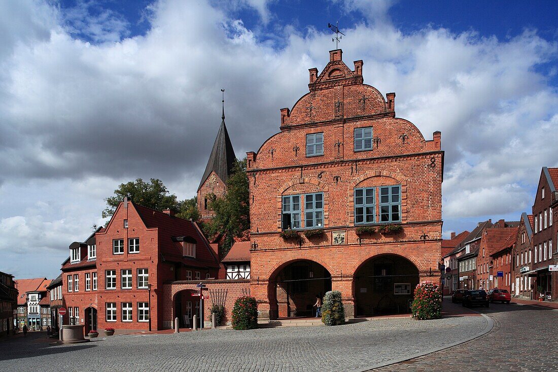 D-Gadebusch, Radegast, Nordwestmecklenburg, Mecklenburg-Vorpommern, Marktplatz, Stadtkirche Sankt Jakob und Sankt Dionysius, Hallenkirche, Spaetromanik, Backsteingotik, evangelische Kirche, Rathaus mit Ratsdienerhaus, Fachwerkhaus, Buergerhaeuser, Backste