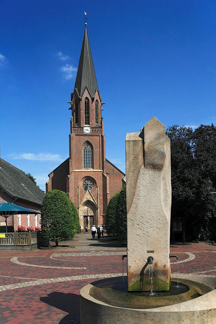 D-Lindern Oldenburg, Hasetal, Oldenburger Muensterland, Niedersachsen, Marktplatz, Marktbrunnen, Kirche Sankt Katharina von Siena, katholische Kirche, D-Lindern Oldenburg, Oldenburger Muensterland, Lower Saxony, market place, market well, church Saint Cat