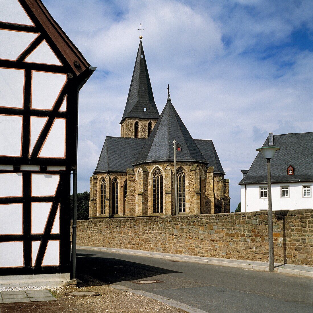 D-Hennef Sieg, Sieg, Siegtal, Naturpark Bergisches Land, Westerwald, Nordrhein-Westfalen, D-Hennef-Boedingen, Altenboedingen, Kloster Boedingen, Augustinerkloster, Augustinereremiten, Wallfahrtskirche, Kirche Zur Schmerzhaften Mutter Gottes, Fachwerkhaus