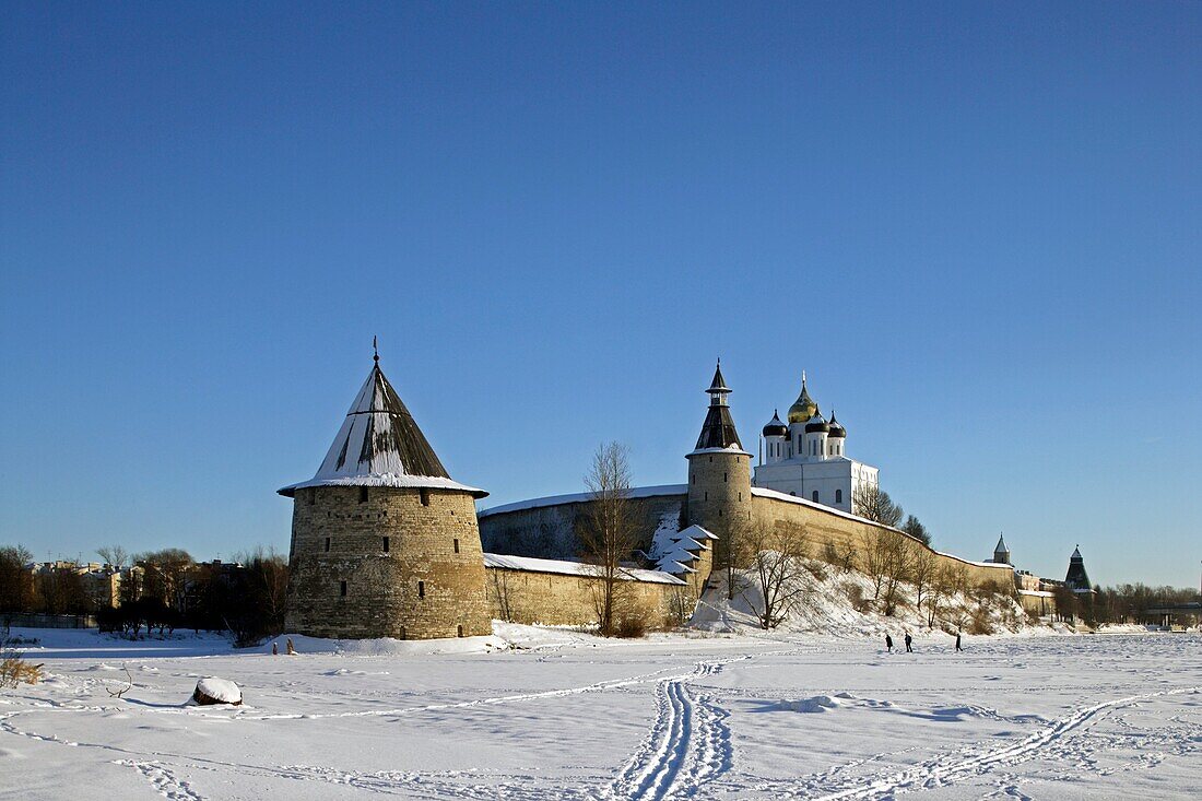 Russia,Pskov,Kremlin,Velikaia River,Ploskaya flat Tower,Kutekroma Tower,Holy Trinity Cathedral,1699