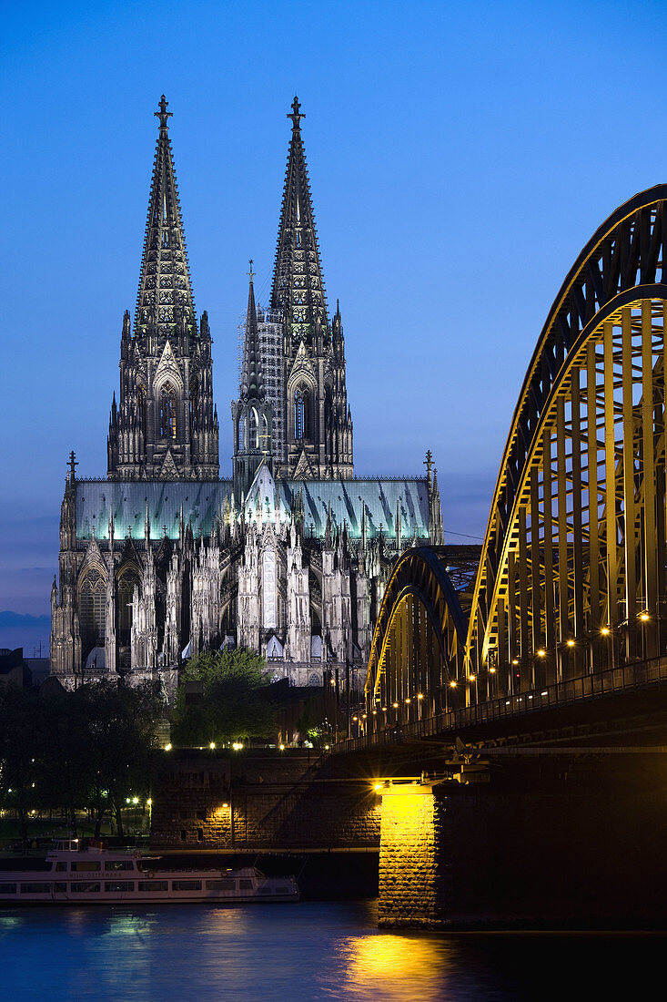 Germany, Nordrhein-Westfalen, Cologne, Cologne Cathedral and Hohenzollern Bridge, evening