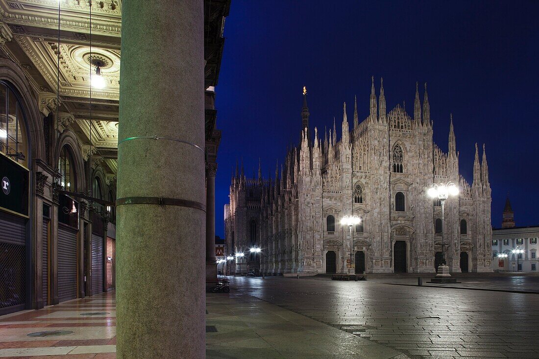 Italy, Lombardy, Milan, Piazza del Duomo, Duomo, cathedral, dawn