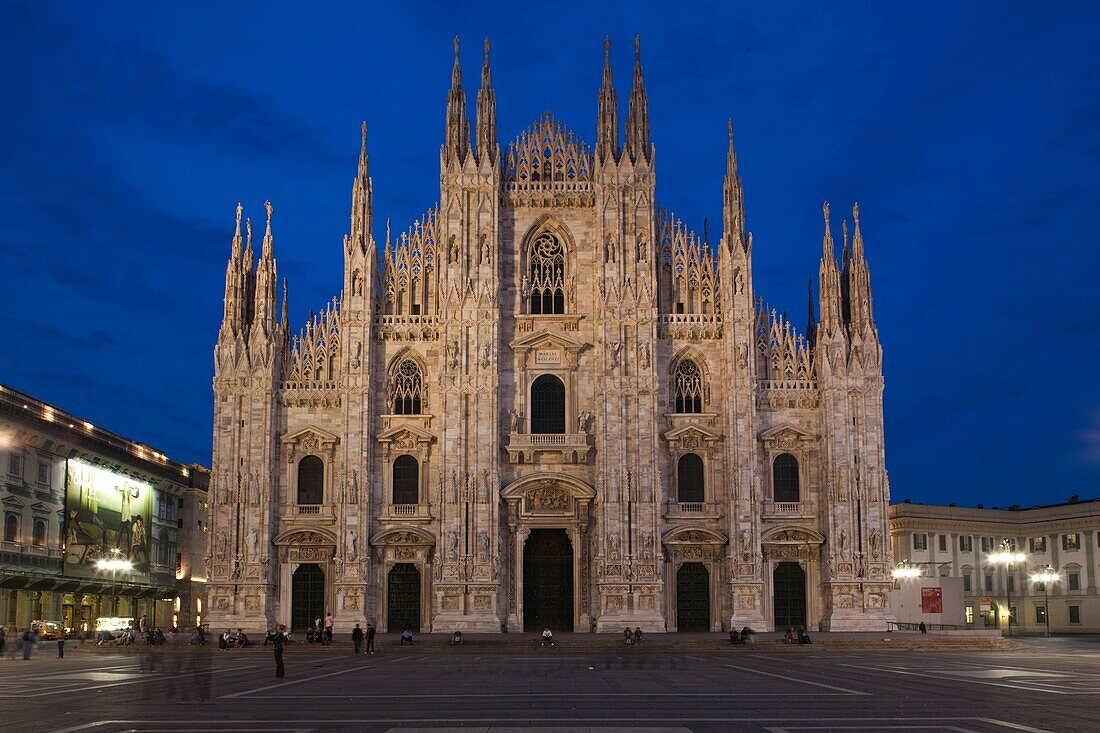 Italy, Lombardy, Milan, Piazza Duomo, Duomo cathedral, evening
