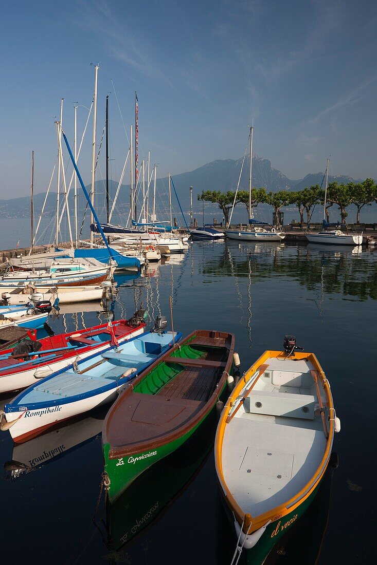Italy, Veneto, Lake District, Lake Garda, Torri del Benaco, port view, morning