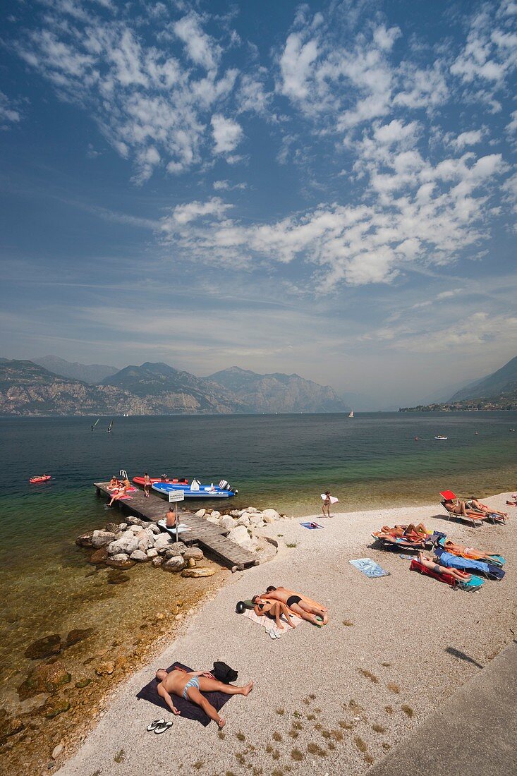 Italy, Veneto, Lake District, Lake Garda, Assenza, Lake Garda beachgoers, NR