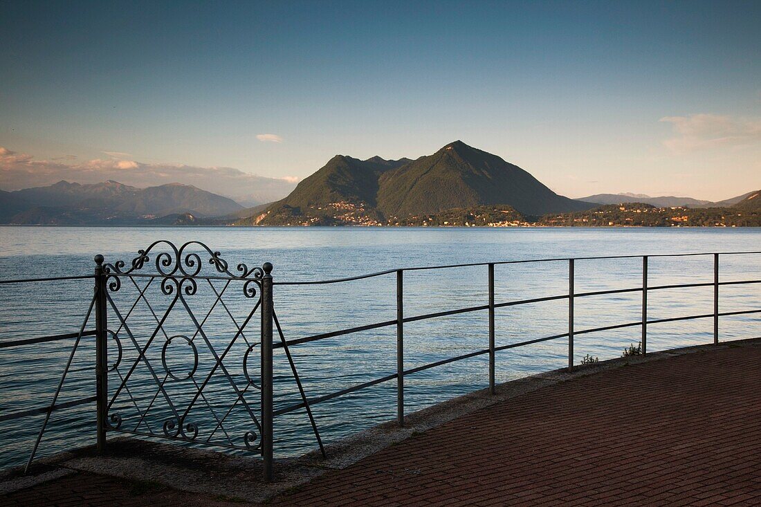 Italy, Piedmont, Lake Maggiore, Stresa, lakefront vista, dusk
