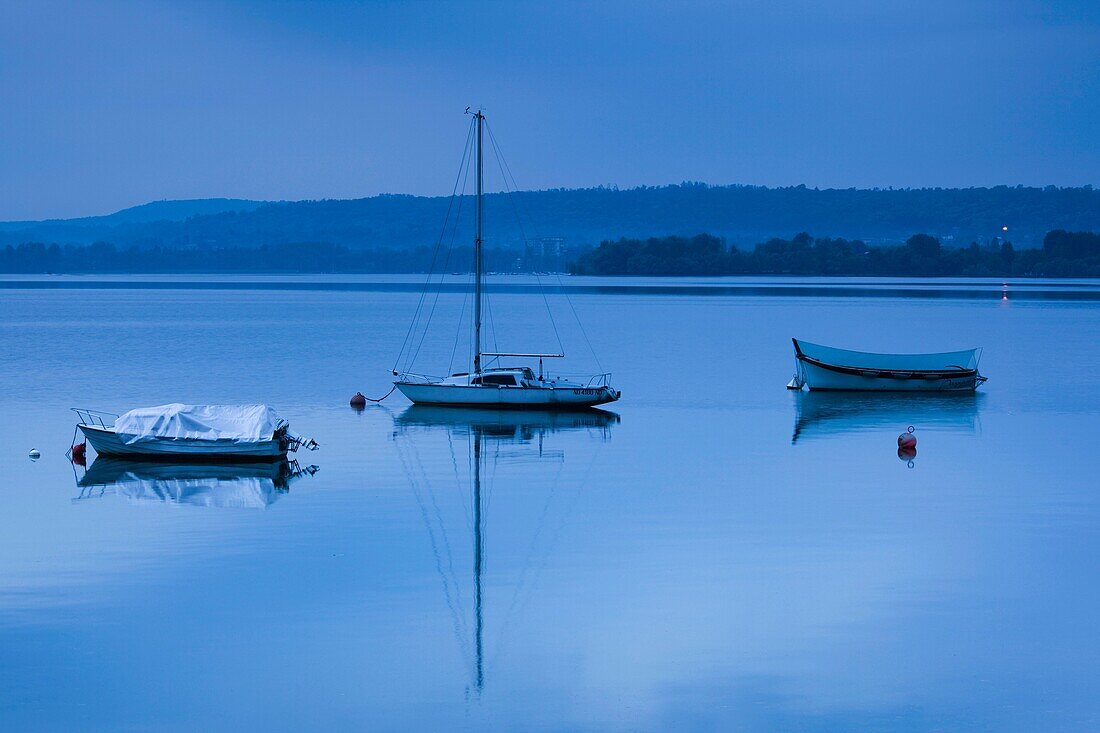 Italy, Lombardy, Lake Maggiore, Angera, sailboats