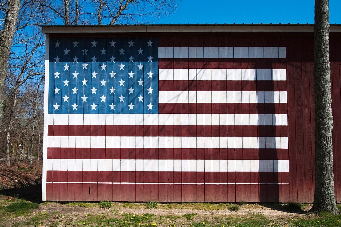 USA, New York, Long Island, The Hamptons, Springs, barn with USA flag