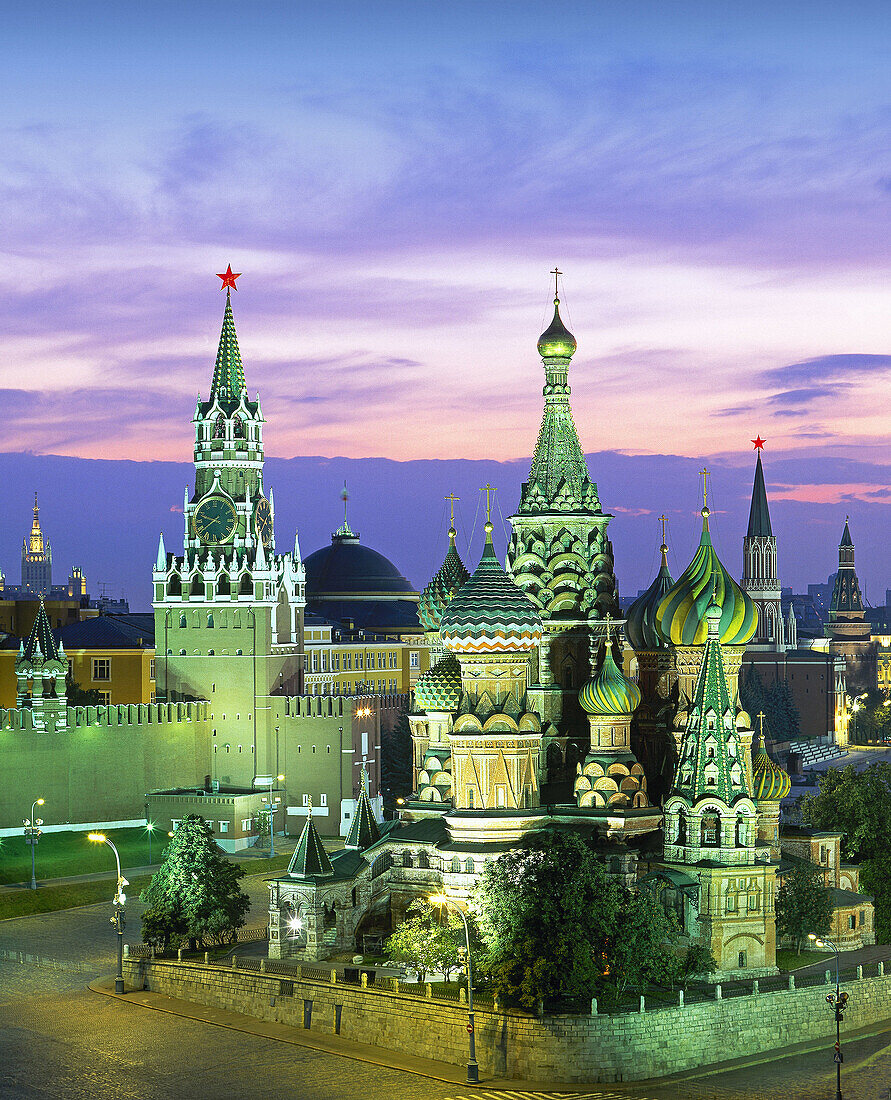 St Basil´s cathedral and Kremlin, Red Square, Moscow, Russia  Summer 2008)