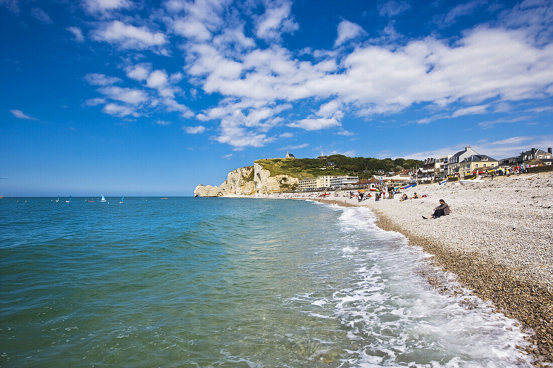 Beach and Porte d´Amont cliff, Etretat. Seine-Maritime, Haute-Normandie, France