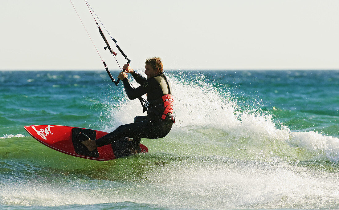 Exercise, Fit, Fly-surfing, Kite-board, Kite-boarding, Kite-surf, Kite-surfing, Kiteboard, Kiteboarding, Kitesurf, Kitesurfing, Man, Outdoors, Sea, Sport, Summer, Surf, Surfing, Water, Wind, Windy, A75-901916, agefotostock 