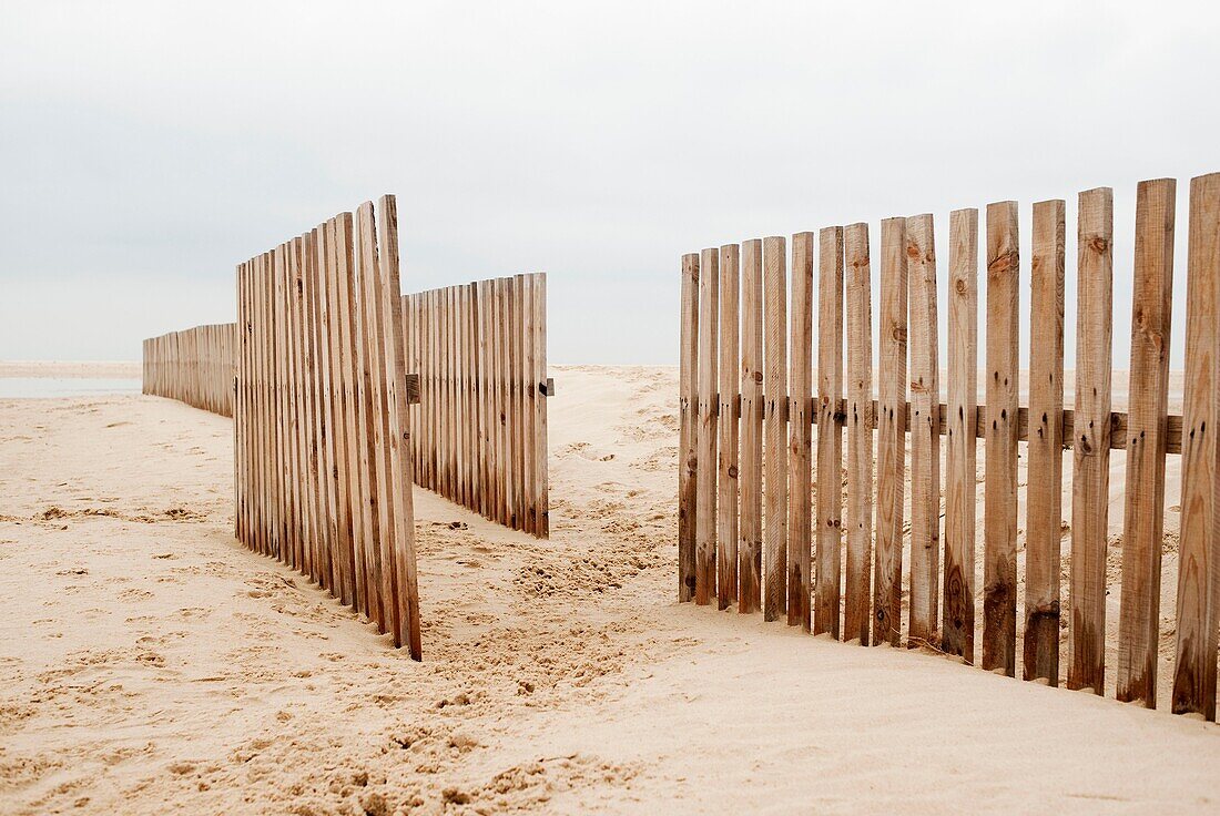 Aussen, Draussen, Holz, Hölzern, Ökologie, Ökologisch, Schutz, Strand, Strände, Wald, Zaun, A75-970234, agefotostock 