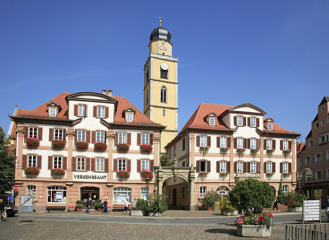 Cathedrale St  Johannes Baptist and the twin-houses at the market square, Bad Mergentheim an der Tauber, Baden Wuerttemberg, Germany