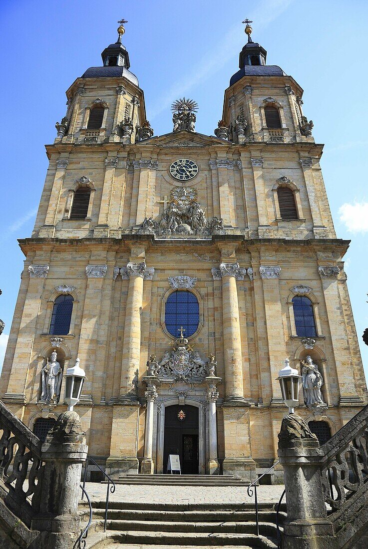 Wallfahrtsbasilika zur heiligen Dreifaltigkeit des Franziskanerklosters in Gößweinstein, Landkreis Forchheim, Oberfranken, Bayern, Deutschland Fassade nach Renovierung 2009 / Pilgrimage basilica of the Holy Trinity of the Franciscan monastery, facade afte